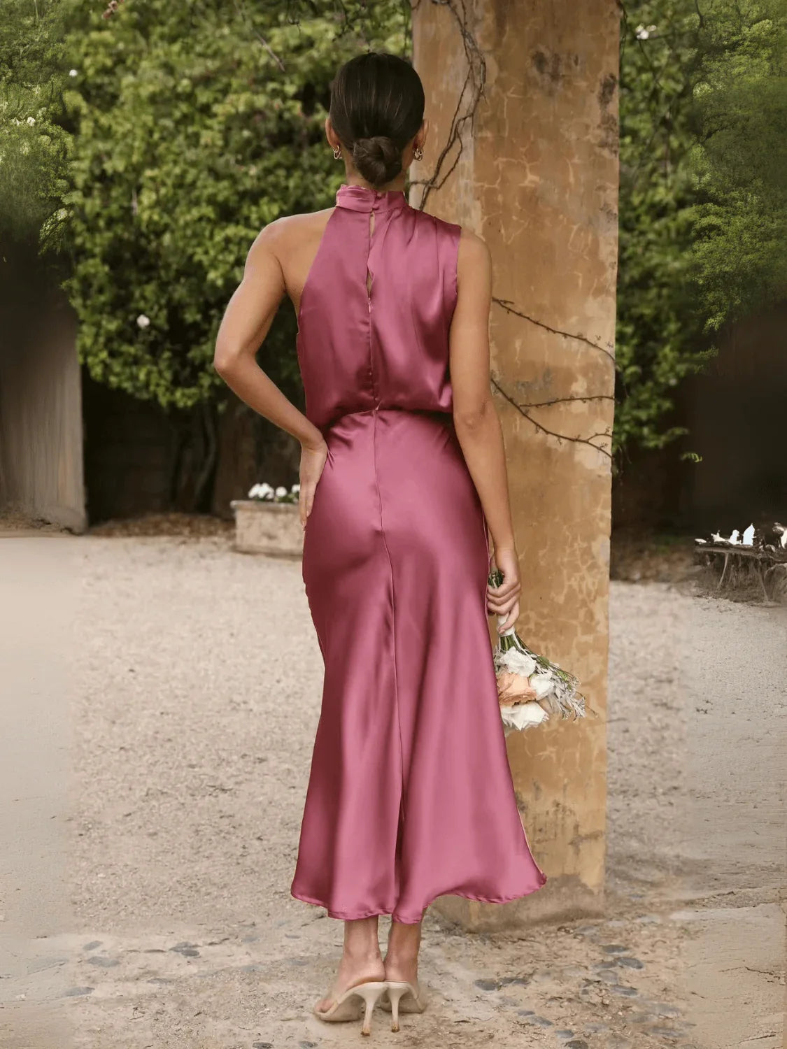 Vestido Midi Acetinado Acinturado com Gola Alta Drapeada Elegante – Ébano