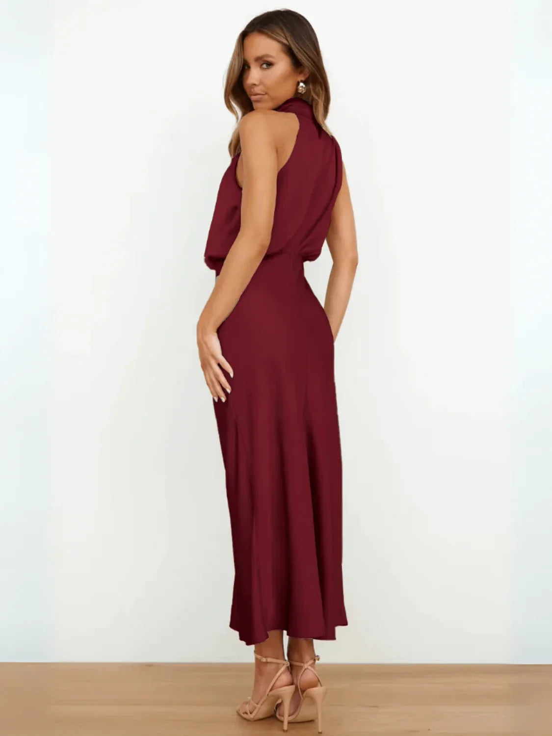 Vestido Midi Acetinado Acinturado com Gola Alta Drapeada Elegante – Ébano