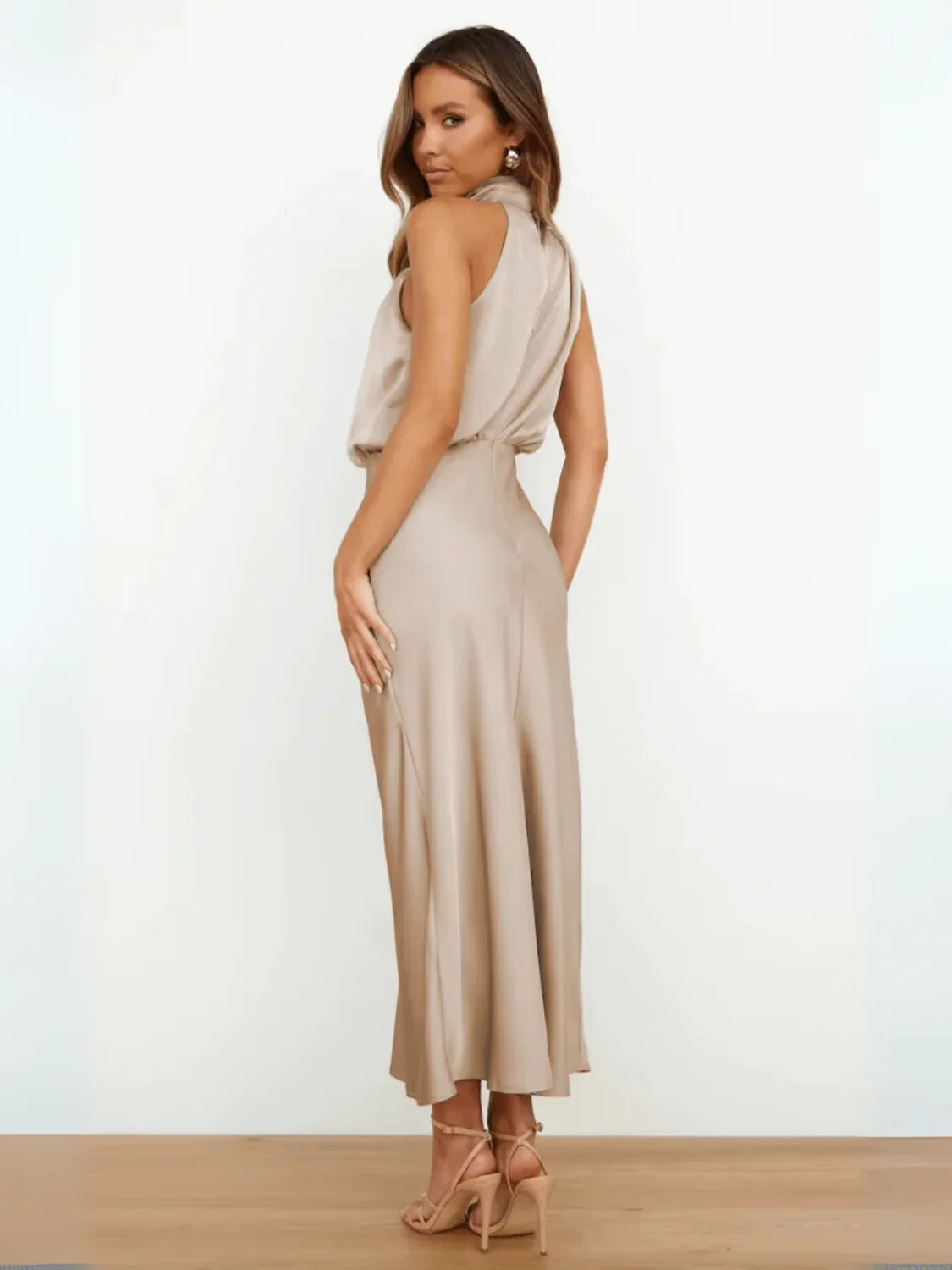 Vestido Midi Acetinado Acinturado com Gola Alta Drapeada Elegante – Ébano