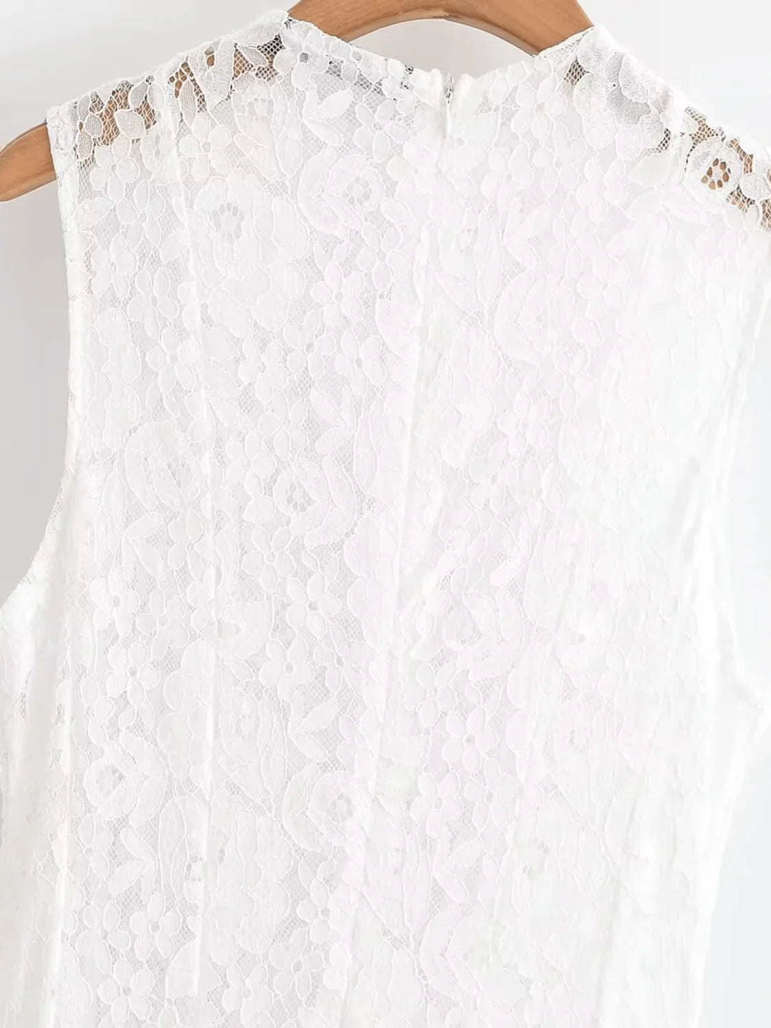 Vestido Midi em Renda Texturizada com Flores Acinturado – Carla