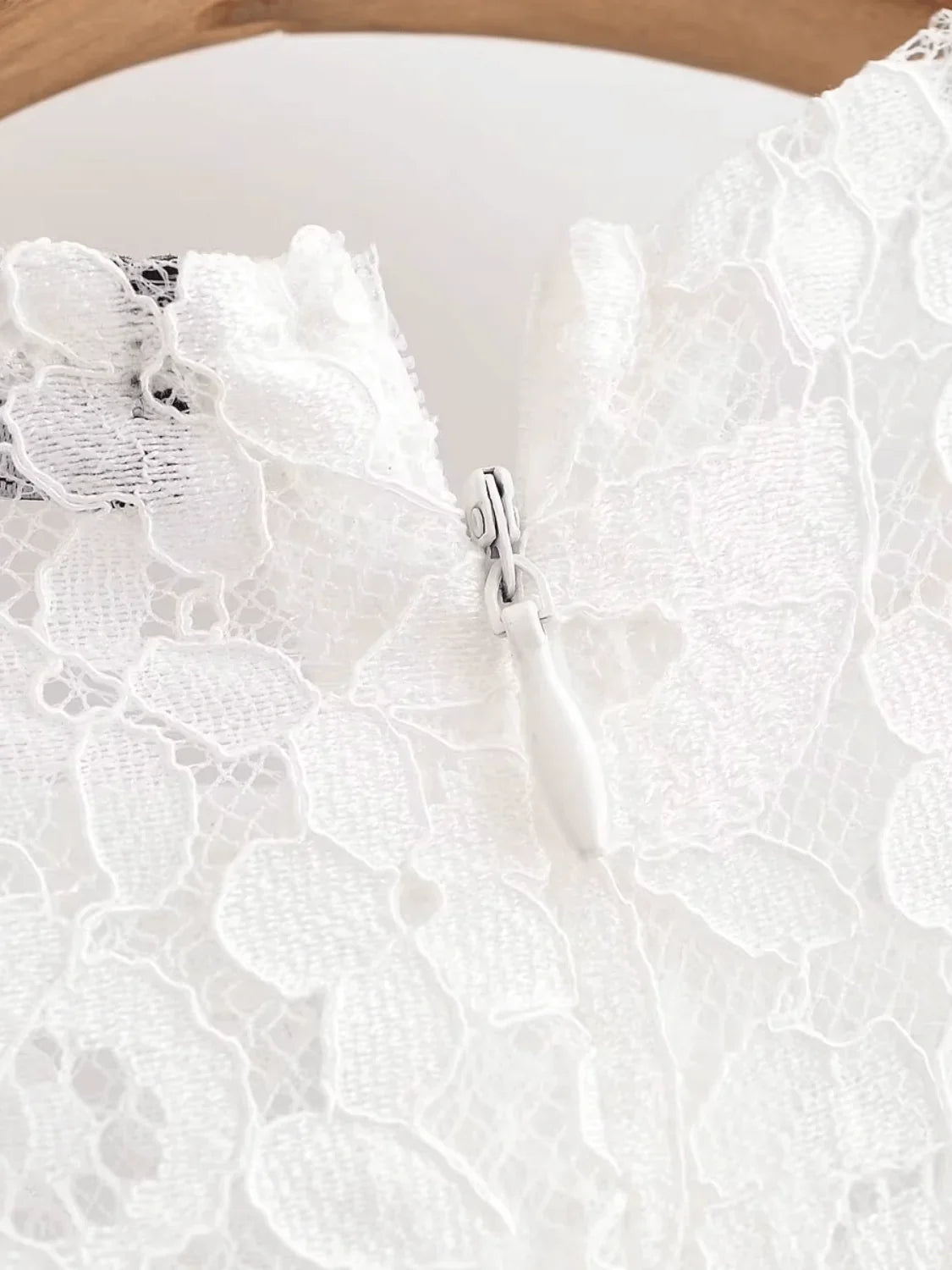 Vestido Midi em Renda Texturizada com Flores Acinturado – Carla