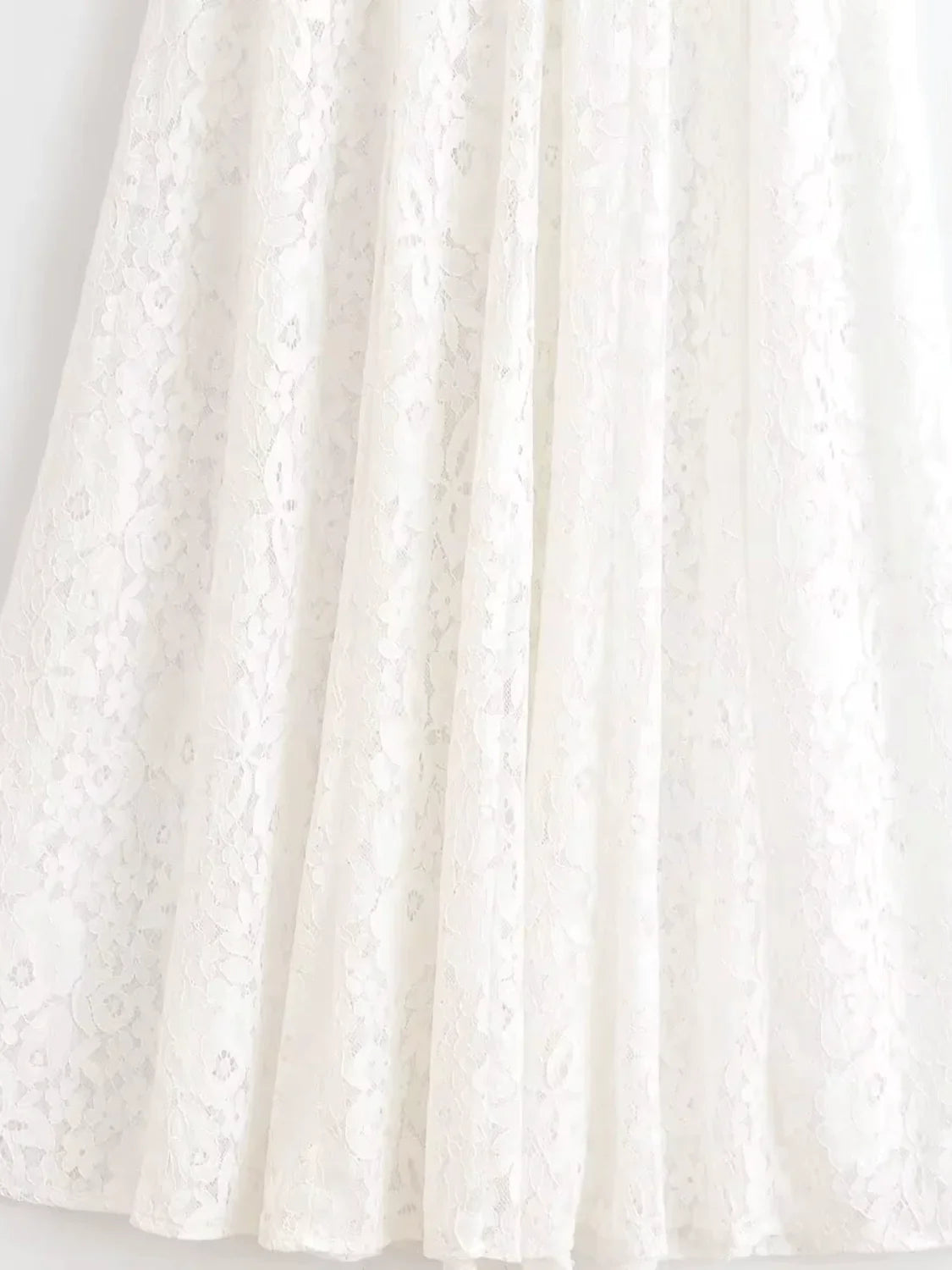 Vestido Midi em Renda Texturizada com Flores Acinturado – Carla