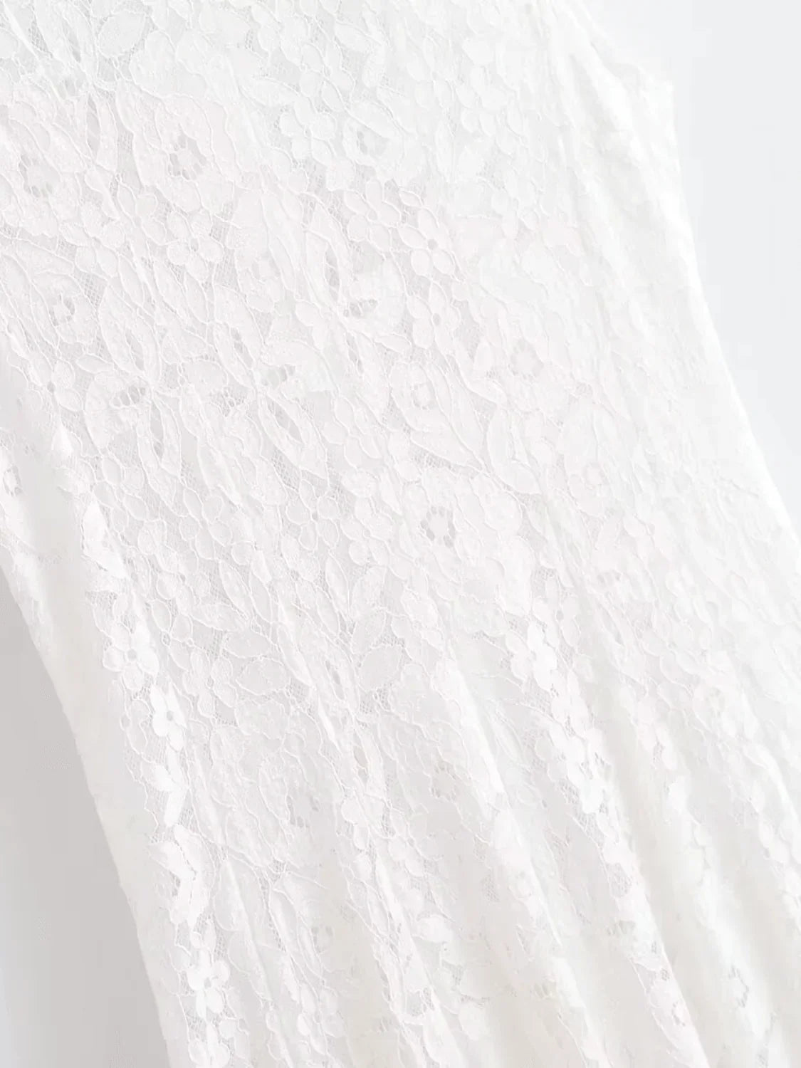 Vestido Midi em Renda Texturizada com Flores Acinturado – Carla