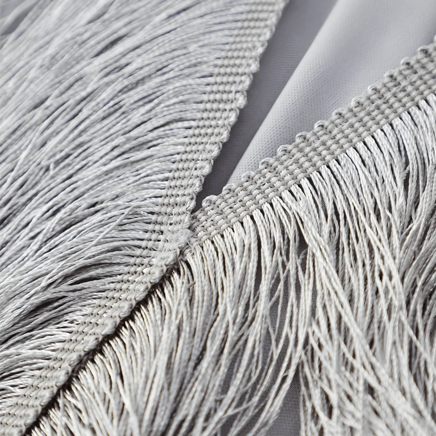 Vestido Curto com Franjas Douradas Metálicas – Vernier