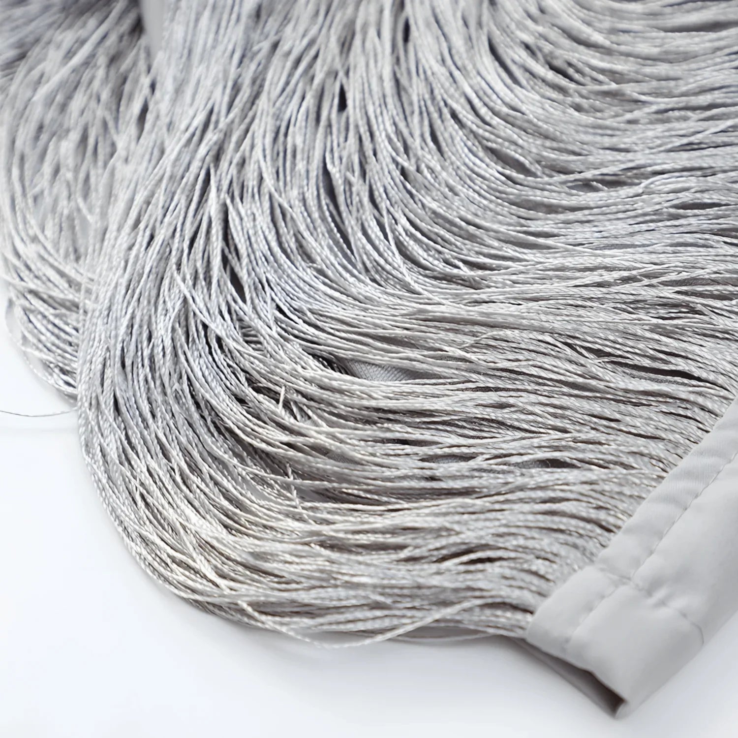 Vestido Curto com Franjas Douradas Metálicas – Vernier