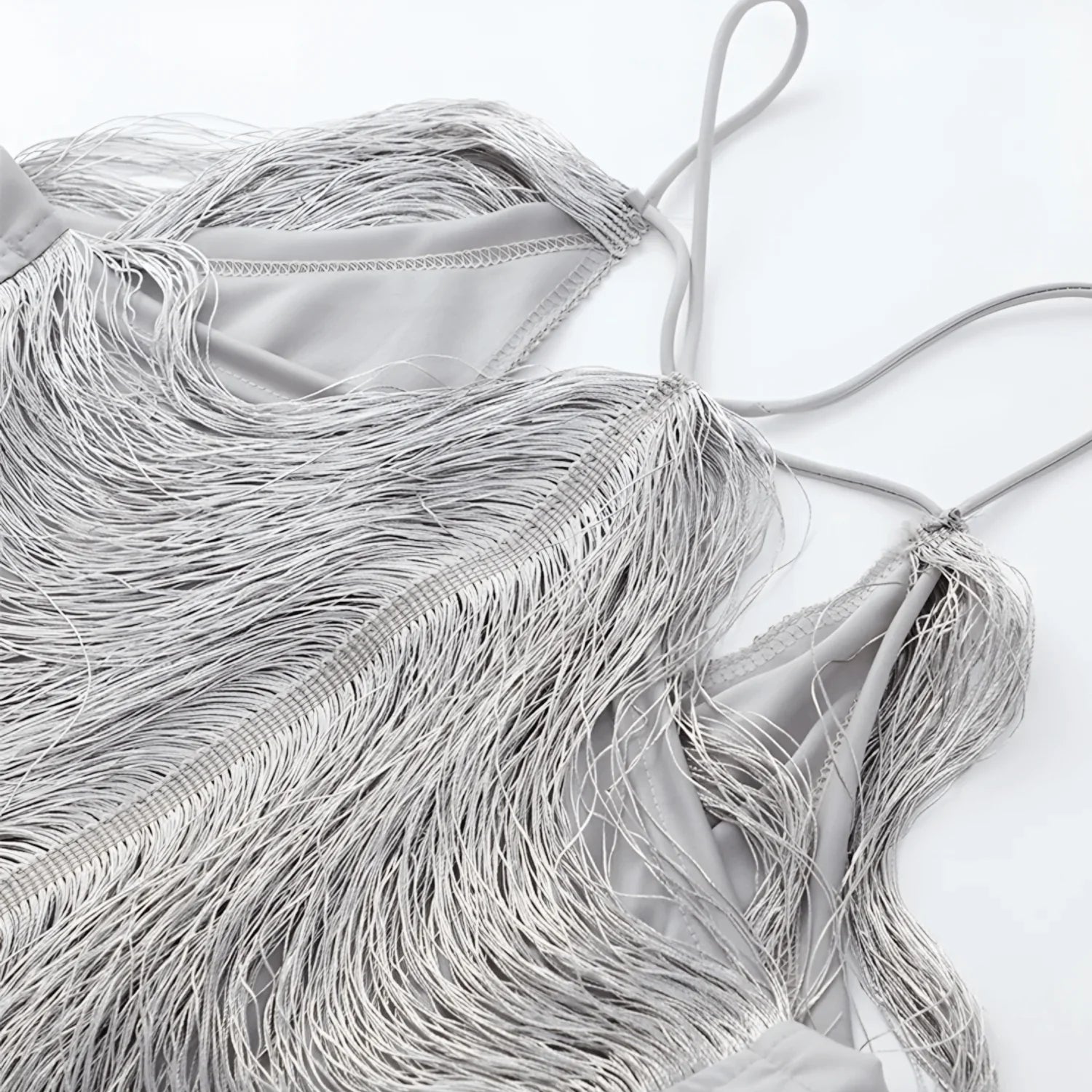 Vestido Curto com Franjas Douradas Metálicas – Vernier