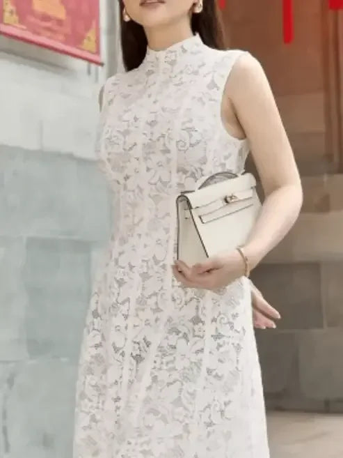 Vestido Midi em Renda Texturizada com Flores Acinturado – Carla