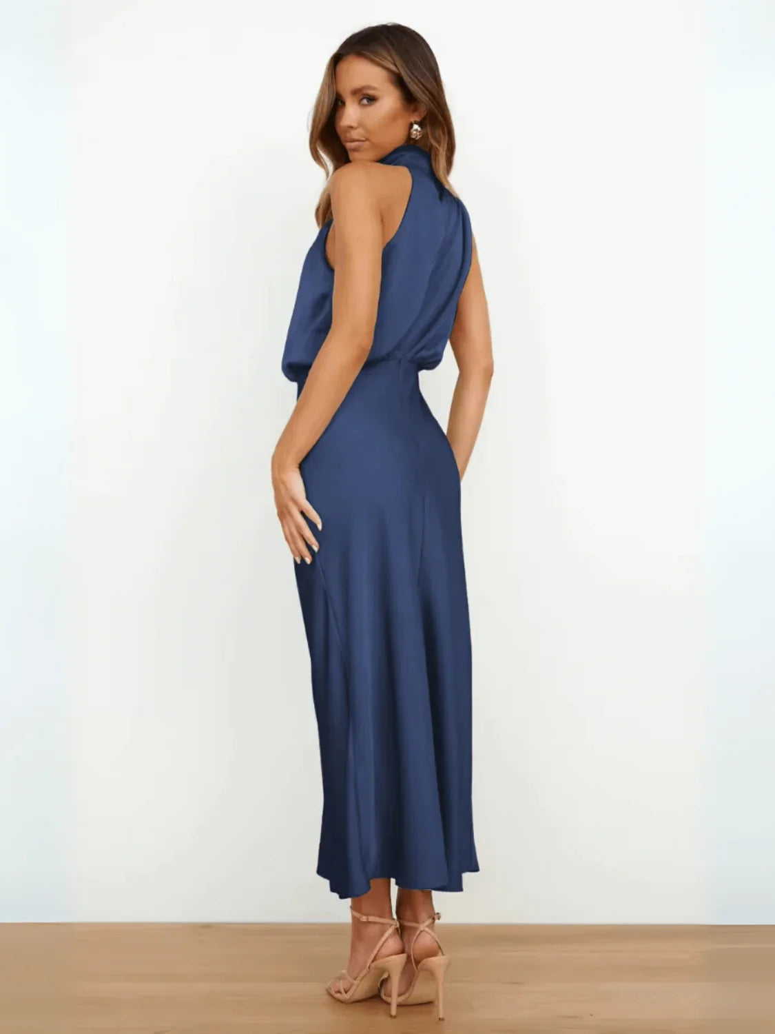 Vestido Midi Acetinado Acinturado com Gola Alta Drapeada Elegante – Ébano