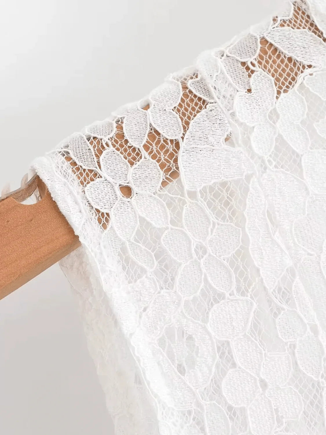 Vestido Midi em Renda Texturizada com Flores Acinturado – Carla