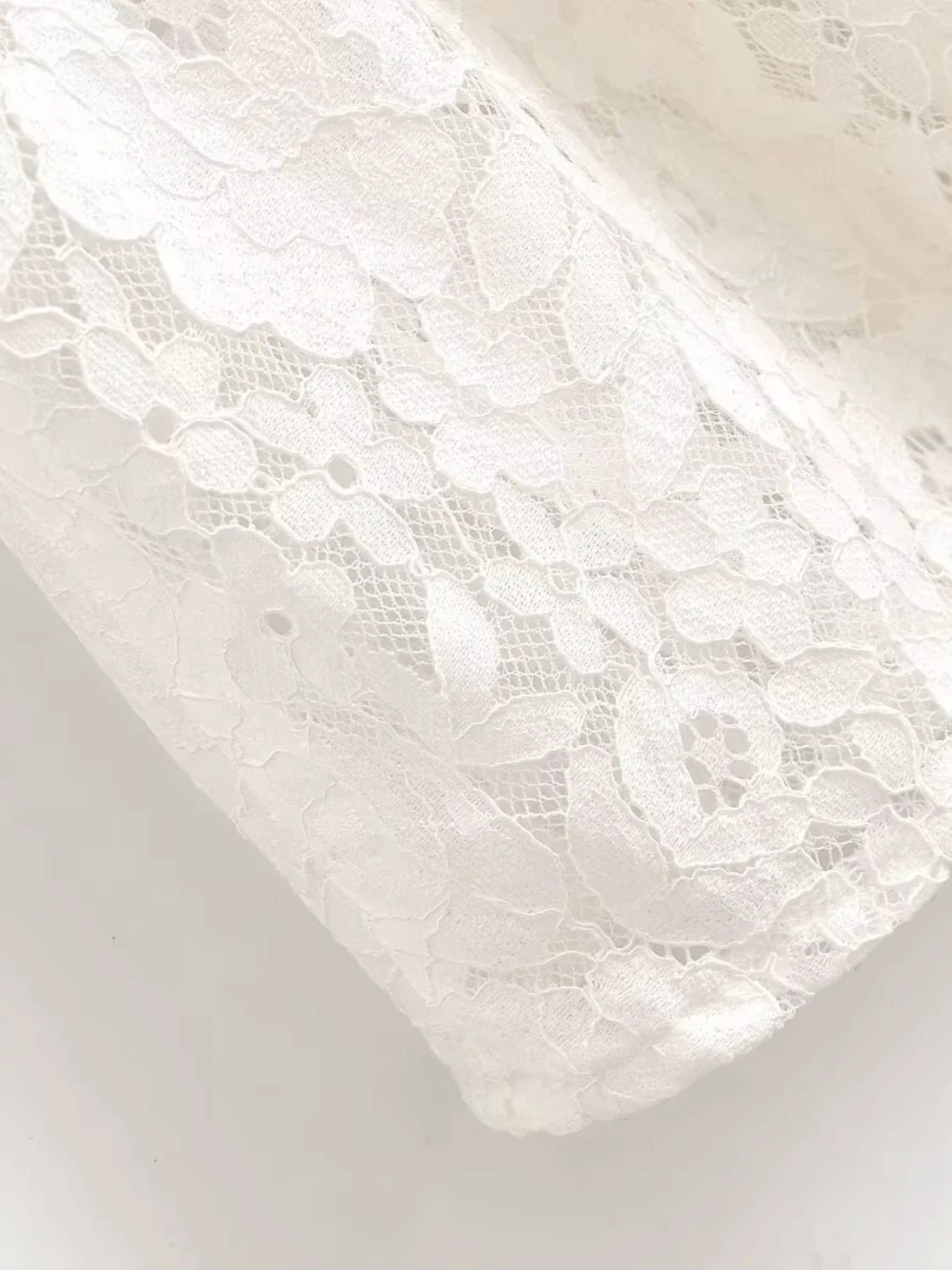 Vestido Midi em Renda Texturizada com Flores Acinturado – Carla